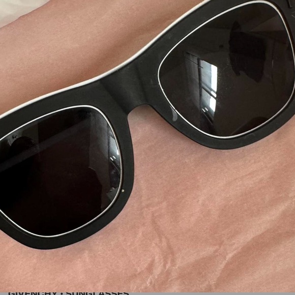 Givenchy - Picture 3 of 3